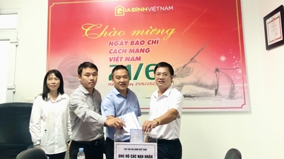 ទស្សនាវដ្ដី​គ្រួសារ​វៀតណាម​បាន​បើក​យុទ្ធនាការ​ជួយ​ជនរងគ្រោះ​ដោយ​ភ្លើង​ឆេះ​នៅ​ស្រុក Thanh Xuan។