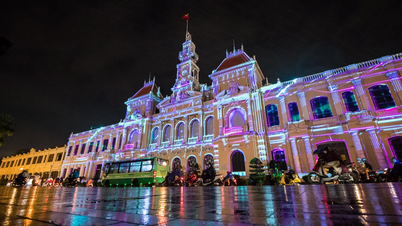 Tòa nhà UBND TPHCM lung linh dưới công nghệ trình chiếu 3D mapping