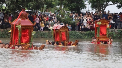 Image of festival with 3 palanquins "flying" into the water in Thai Binh