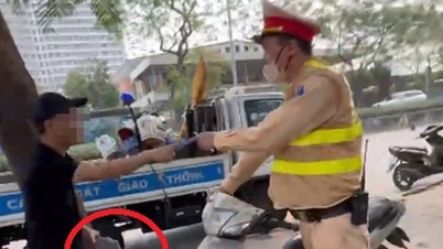 Man uses brick to smash motorbike at traffic police checkpoint