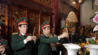 ថ្នាក់ដឹកនាំនៃគណៈកម្មាធិការមជ្ឈិមយោធា និងក្រសួងការពារជាតិ អុជធូប និងរំលឹកដល់ព្រះមហាក្សត្រ Hung។