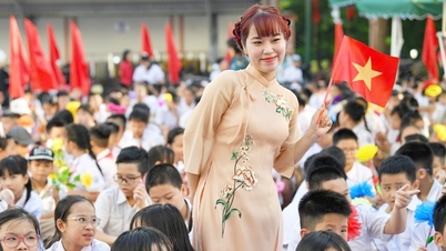 Die Schüler sind verschwitzt, können es aber immer noch kaum erwarten, an der Eröffnungszeremonie des neuen Schuljahres im bevölkerungsreichsten Bezirk von Hanoi teilzunehmen.