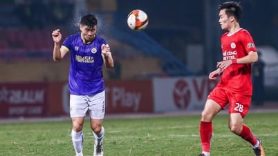 Hoàng Đức ghi bàn trong ngày HLV Kim Sang Sik dự khán sân Hàng Đẫy