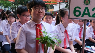 Món quà xanh trong ngày khai giảng tại ngôi trường hơn 100 năm tuổi