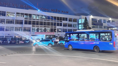 Dùng xe buýt chuyển khách ra ngoài sân bay Tân Sơn Nhất để tránh ùn tắc