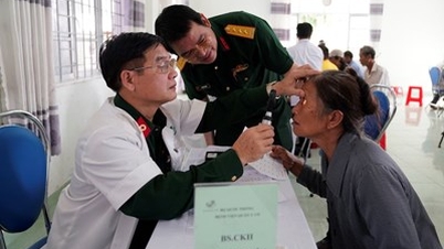 Bệnh viện Quân y 175 tổ chức khám, phát thuốc chữa bệnh cho bà con nghèo tỉnh Phú Yên