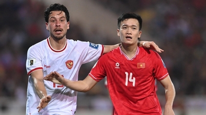 Hoàng Đức báo tin rất vui đến HLV Kim Sang Sik