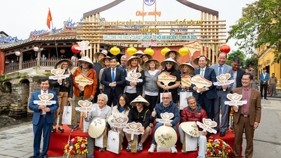 Quang Nam leaders welcome the first group of tourists to visit Hoi An in 2025