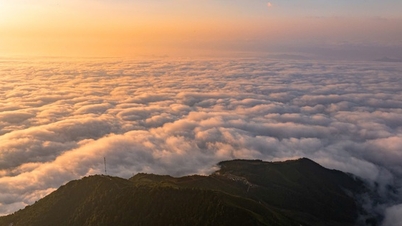 The moment of dawn breaks in Ta Xua Cloud Paradise