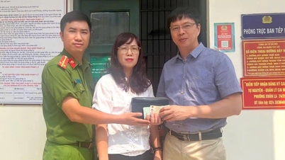 ស្ត្រីនៅទីក្រុងហាណូយបានរកឃើញលុយចំនួន 50 លាន ហើយសុំឱ្យប៉ូលីសប្រគល់វាទៅម្ចាស់វិញ។