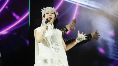 Luong Bich Huu បង្ហាញ​ខ្លួន​នៅ​ក្មេង ដោយ​ច្រៀង​បទ​ចម្រៀង​ល្បីៗ​នា​ពេល​នោះ។