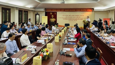 សម្ពោធសៀវភៅរបស់អគ្គលេខាបក្ស Nguyen Phu Trong ស្ដីពីសង្គមនិយមនៅវៀតណាមជាភាសាបរទេសចំនួន៧
