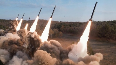 600mm multiple rocket launchers fired, Kim Jong-un stood by to supervise and encourage soldiers