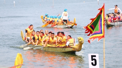 Hấp dẫn, kịch tính giải bơi chải thuyền rồng chào mừng 70 năm Ngày Giải phóng Thủ đô