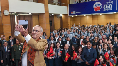 Timor Leste President José Ramos-Horta interacts with students of the Diplomatic Academy