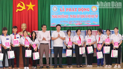 Awarding scholarships and bookshelves to encourage learning on the occasion of the new school year