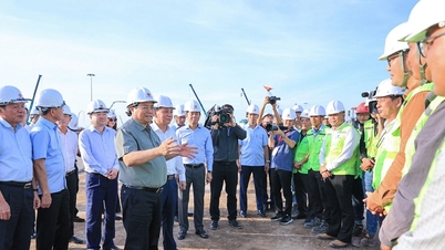 មជ្ឈមណ្ឌលតាំងពិពណ៌ និងស្ពាន Tu Lien គឺជាស្នាដៃនិមិត្តរូបនៃទីក្រុងហាណូយ។