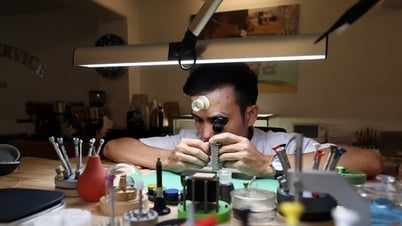 Thanh niên đánh giày trở thành thợ sửa đồng hồ tiền tỷ đất Hà thành