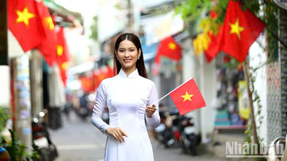ទង់ក្រហមដែលមានផ្កាយពណ៌លឿងហោះហើរពាសពេញផ្លូវរបស់ប្រទេស។