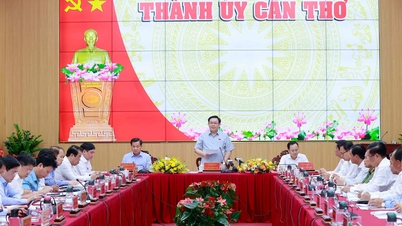 Chủ tịch Quốc hội Vương Đình Huệ làm việc với Ban Thường vụ Thành uỷ Cần Thơ
