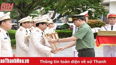 Trao Huy chương “Vì an ninh Tổ quốc”, “Chiến sĩ vẻ vang” cho CBCS Công an tỉnh Thanh Hóa