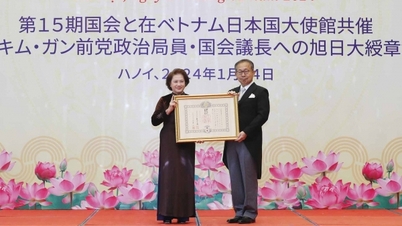 Ceremonia de concesión de la Gran Cruz de la Orden del Sol Naciente, Primera Clase, de Japón a la expresidenta de la Asamblea Nacional Nguyen Thi Kim Ngan