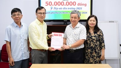 បណ្ឌិត Tang Ha Nam Anh គាំទ្រកម្មវិធី "Tiep suc den truong" (ជំនួយសាលា) កោតសរសើរឆន្ទៈពុះពារជំនះការលំបាករបស់សិស្សក្រីក្រ។