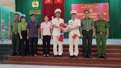 Handing over the decision to transfer and appoint the Chief of Police of Tay Ninh City and Tan Bien District