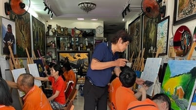 ថ្នាក់គំនូរស្ងាត់ប្លែកៗរបស់មនុស្សថ្លង់នៅទីក្រុង HCMC