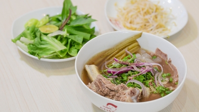 Phở và làm giàu từ hương vị bản địa