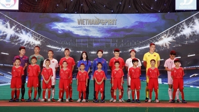 VFF សម្ពោធ​ឯកសណ្ឋាន​ក្រុម​បាល់ទាត់​ជម្រើស​ជាតិ​ជា​ផ្លូវការ​មុន​ការ​ប្រកួត​វគ្គ​ផ្ដាច់ព្រ័ត្រ Asian Cup ឆ្នាំ​២០២៣