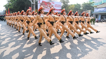 មនុស្ស 12,000 នាក់អនុវត្តក្បួនដង្ហែរយោធានៅតាមផ្លូវ Dien Bien