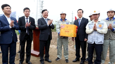 Chủ tịch nước Võ Văn Thưởng thăm, động viên công nhân đang thi công đường Vành đai 4