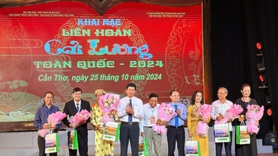 People's Artist Thanh Dien and writer Bich Ngan sit on the hot seat of the Cai Luong Theater Arts Council