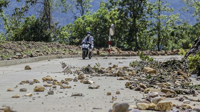 Landslides cause danger on Mui Trau Pass in Da Nang