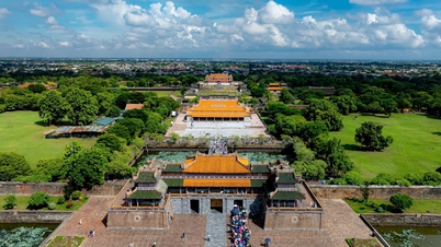 Du khách xếp hàng vào tham quan Đại nội Huế