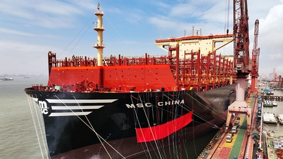 Super-Containerschiff mit einer Kapazität von über 240.000 Tonnen Ladung