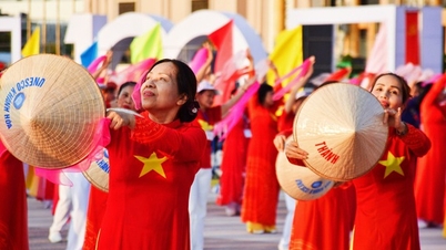 Gần 1.000 người đồng diễn chào mừng kỷ niệm 100 năm Nha Trang