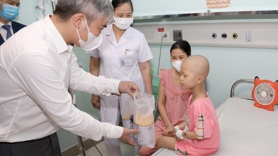 Báo Sức khoẻ & Đời sống trao tặng 40.000 ly sữa tại Bệnh viện Nhi Trung ương