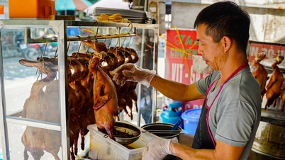 Chủ quán Hà Nội cho vịt ‘tắm’ hơn 20 gia vị, ‘quàng khăn’, bán 70 con/ngày