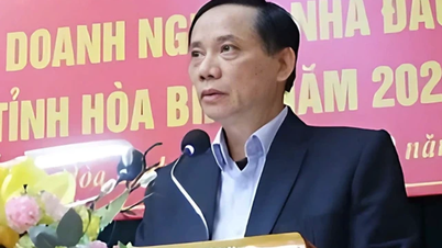 Chairman of Hoa Binh Provincial People's Committee Bui Van Khanh requests early retirement