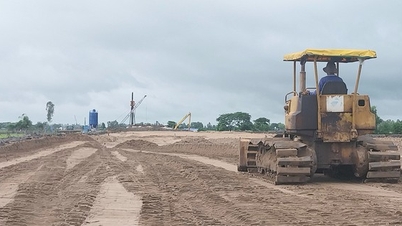 ¿Cómo se asigna la arena a los contratistas para la construcción de la autopista transversal del eje occidental?