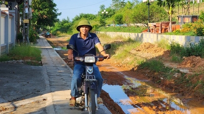Road construction is unfinished, people move on manhole covers