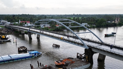 Stone-carrying train crashes into Mang Thit bridge: Changing the load capacity of cars passing through the bridge