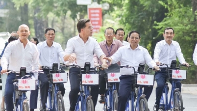 Prime Minister Pham Minh Chinh and Prime Minister Mark Rutte ride bicycles to see the streets of Hanoi