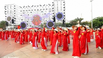 More than 1,000 people form a map of the Fatherland to celebrate National Day September 2