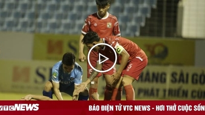 Tiền đạo từng lên tuyển Việt Nam bất tỉnh trên sân