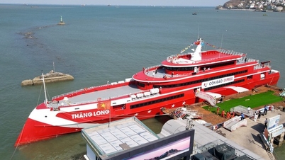 Un super hors-bord à destination de Con Dao peut transporter plus de 1 000 passagers
