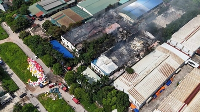 Big fire at Styrofoam warehouse in Gia Lam, many people panic