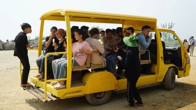 Xe trung chuyển nhồi nhét khách, "đại náo" đường lên đền Nưa - Am Tiên